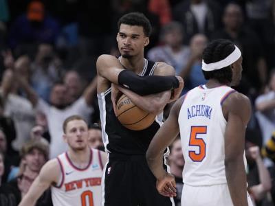 El dominio de Wembanyama y un marcador de 40-20 llevan a los Spurs a ganar contra los Knicks a pesar de los 61 puntos de Brunson