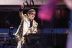 Un Banksy, un pinball, un Bentley... los tesoros de Elton John arrasan en subasta