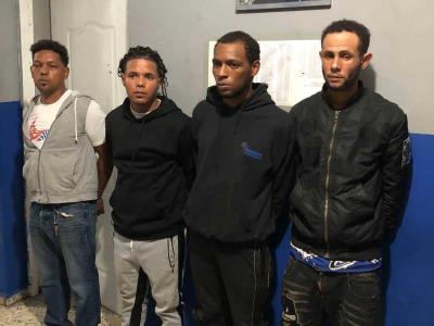 En Santiago detienen a cuatro hombres con armas y equipo ilegal