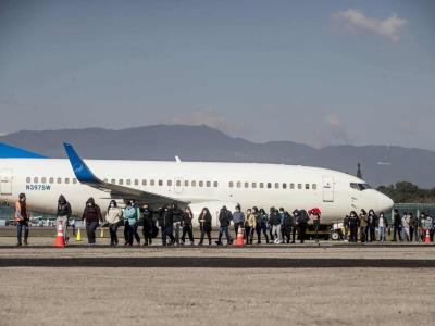Estados Unidos repatria por avión a 61 cubanos migrantes