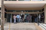 Bajo amplio contingente policial conocen solicitud de coerción a acusada de matar amiga en Cotuí
