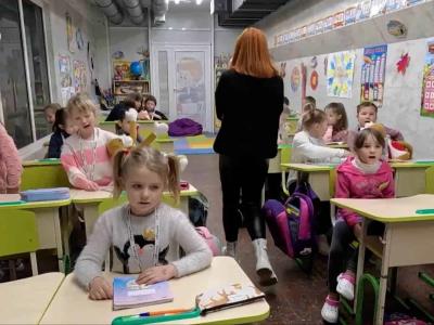 La guerra en Ucrania obliga a los niños a asistir a clases en refugios subterráneos