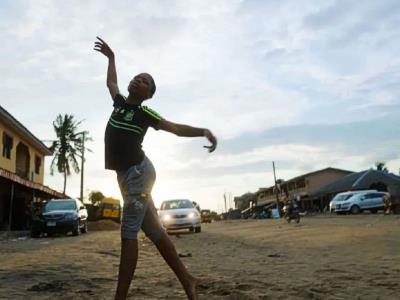 "Madu", el joven nigeriano que anhela convertirse en una estrella del ballet