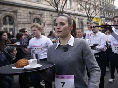 París 2024: Práctica con camareros que dan vida y carácter a la ciudad de París