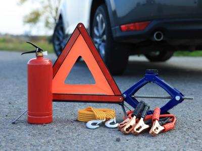 ¿Qué elementos deben incluirse en el kit de emergencia de un vehículo?