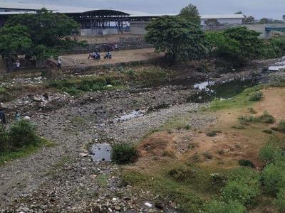 Río Masacre tiene bajo nivel de agua cerca del canal creado por habitantes de Haití