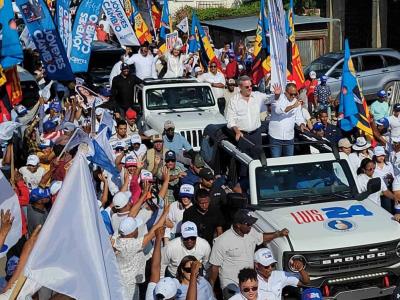 Abinader encabeza caravanas con candidatos al Congreso