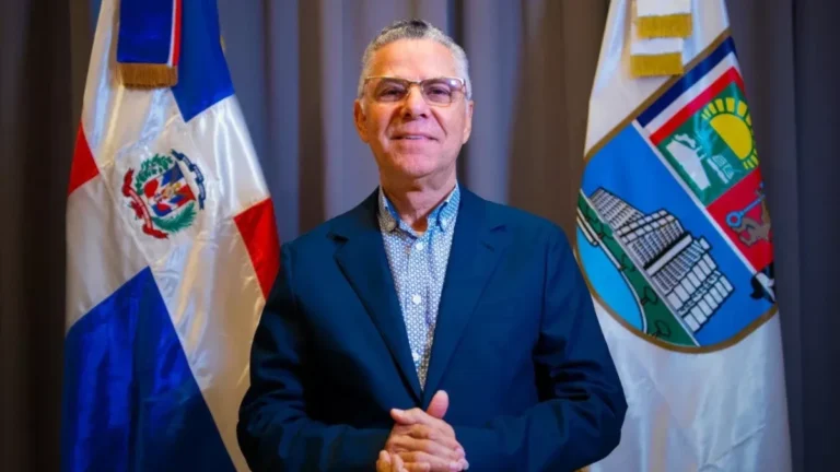 Ayuntamiento SDE dona estatua de la Biblia