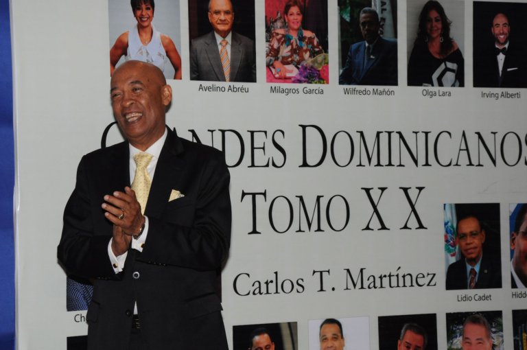 Carlos T. Martínez muestra 'Grandes Dominicanos' durante una actividad cultural