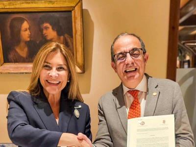 Carolina Mejía y el rector de la Universidad de Sevilla establecen un acuerdo
