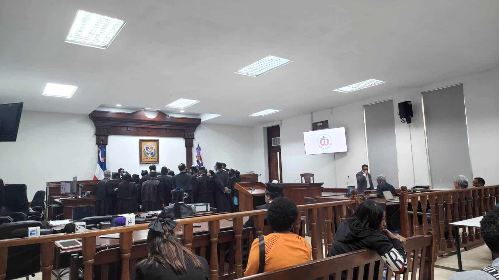 Las juezas mientras hablan con las partes involucradas en el juicio Antipulpo.