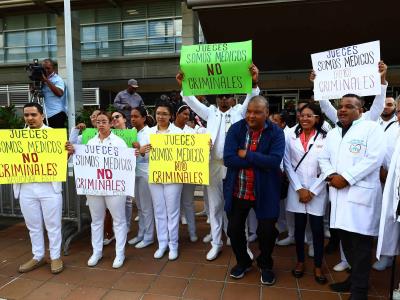 CMD protesta y reivindica: "Nuestra profesión es ser médicos, no delincuentes"