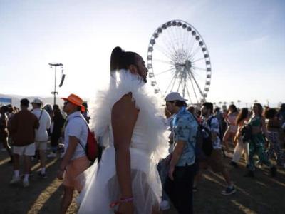 Coachella 2024: el renacimiento de la tendencia de moda de los años 2000