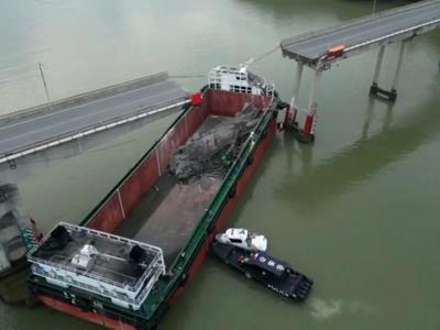 Cuatro personas desaparecen después de que un barco colisione con un puente en China