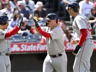 Deveras conecta cuadrangular y Medias Rojas aplastan a Angelinos con pizarra de 12-2