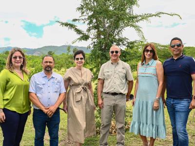 El Centro León obsequia ejemplares arbóreos al Jardín Botánico de Santiago