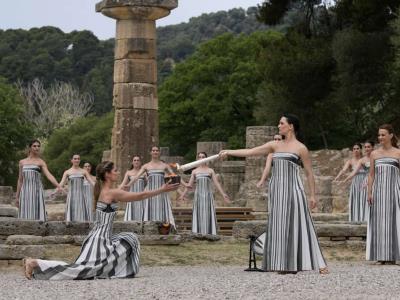 El encendido de la llama en Grecia marca el inicio de los Juegos Olímpicos de París en 2024 a pesar de las condiciones climáticas