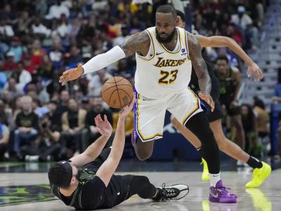 El excelente desempeño de LeBron James con un triple-doble impulsa a los Lakers a la victoria sobre los Pelicans