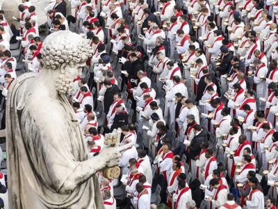 El Papa Francisco simplifica el ritual funerario en su última publicación