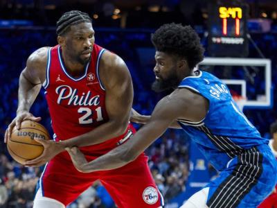 Embiid regresa después de un susto por lesión y los 76ers vencen a los Magic