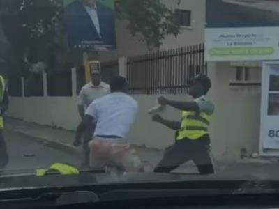 Enfrentamiento entre los ciudadanos y los agentes de la Digesett en La Romana