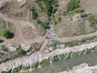 Extracción de arena en la orilla haitiana del río Masacre