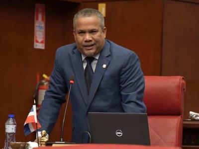 Héctor Acosta confirma sufrir de un percance en su cuello