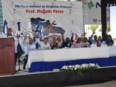 Huelga de maestros frente al Ministerio de Educación por aumento de salario