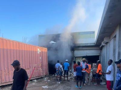Incendio arrasa depósito de artículos para exportar en Elías Piña