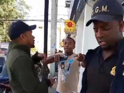 Informe: Grabación muestra confrontación entre oficial de policía y agentes de inmigración