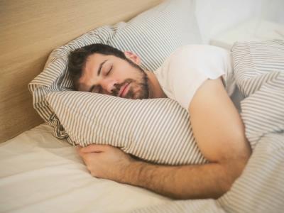 Investigación sobre las diferentes posturas al dormir y sus efectos en la salud