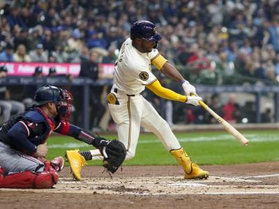 Jackson Chourio promueve anotación durante su primer juego en casa