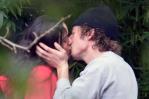 Rosalía y Jeremy Allen White se comen a besos en calle de Los Ángeles