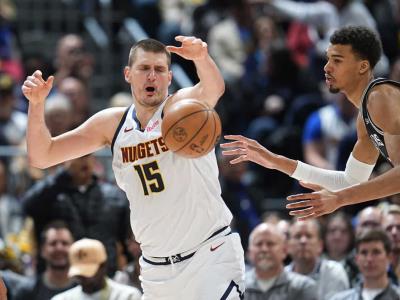 Jokic anota 42 puntos para liderar la victoria de los Nuggets sobre los Spurs, superando a Wembanyama en el marcador