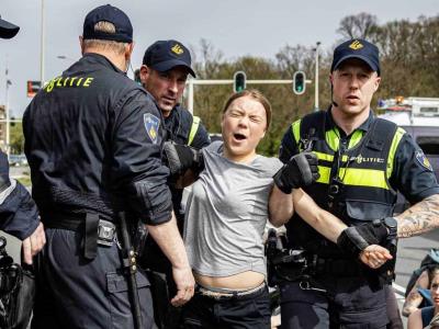 La activista Greta Thunberg es detenida por la policía durante una manifestación