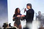 Peso Pluma y Anitta se besan en pleno concierto