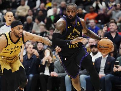 LeBron James anota 23 puntos y lidera la victoria de los Lakers sobre los Raptors en baja forma