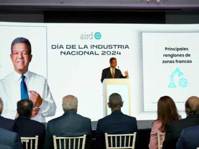 Leonel Fernández expone sus ideas para fomentar el crecimiento de la industria