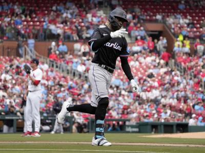 Los Marlins logran su primer triunfo después de perder sus primeros nueve juegos; derrotan a los Cardenales