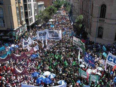 Manifestaciones causan heridos debido a medidas fiscales