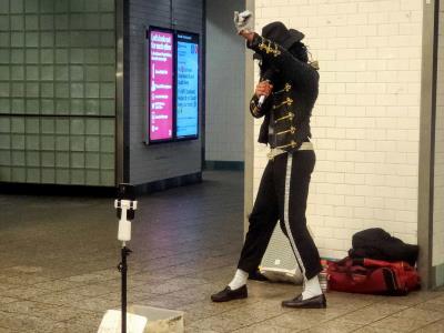 Michael Jackson regresa a Times Square con un imitador fresco