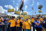 Maestros protestan frente al Ministerio de Educación al compás de la canción Casas de cartón