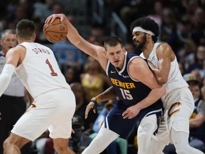 Nikola Jokic lidera a los Nuggets con un triple-doble