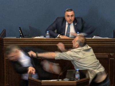 Parlamentarios georgianos se agreden físicamente por disputa acerca de una ley