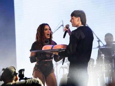 Peso Pluma y Anitta comparten un beso en vivo durante un concierto