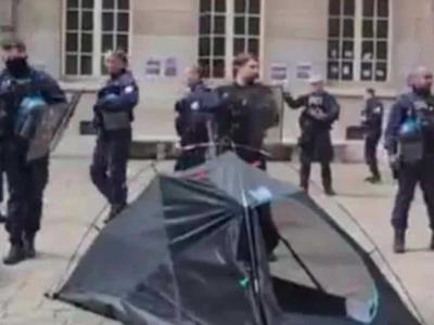 Policías desalojan a estudiantes a favor de Palestina en la Sobona