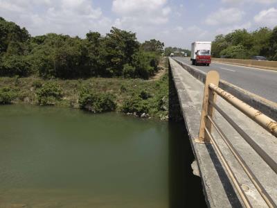 Protestan por la falta de baranda en el puente que cruza el río Haina