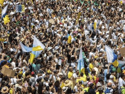 Protestas históricas en Canarias ponen en jaque al turismo