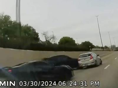 Rashee Rice, jugador de los Kansas City Chiefs, asiste a la policía en su labor
