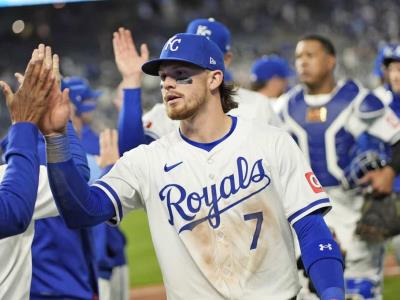Reales liderados por Bobby Witt Jr. luego de error de Azulejos